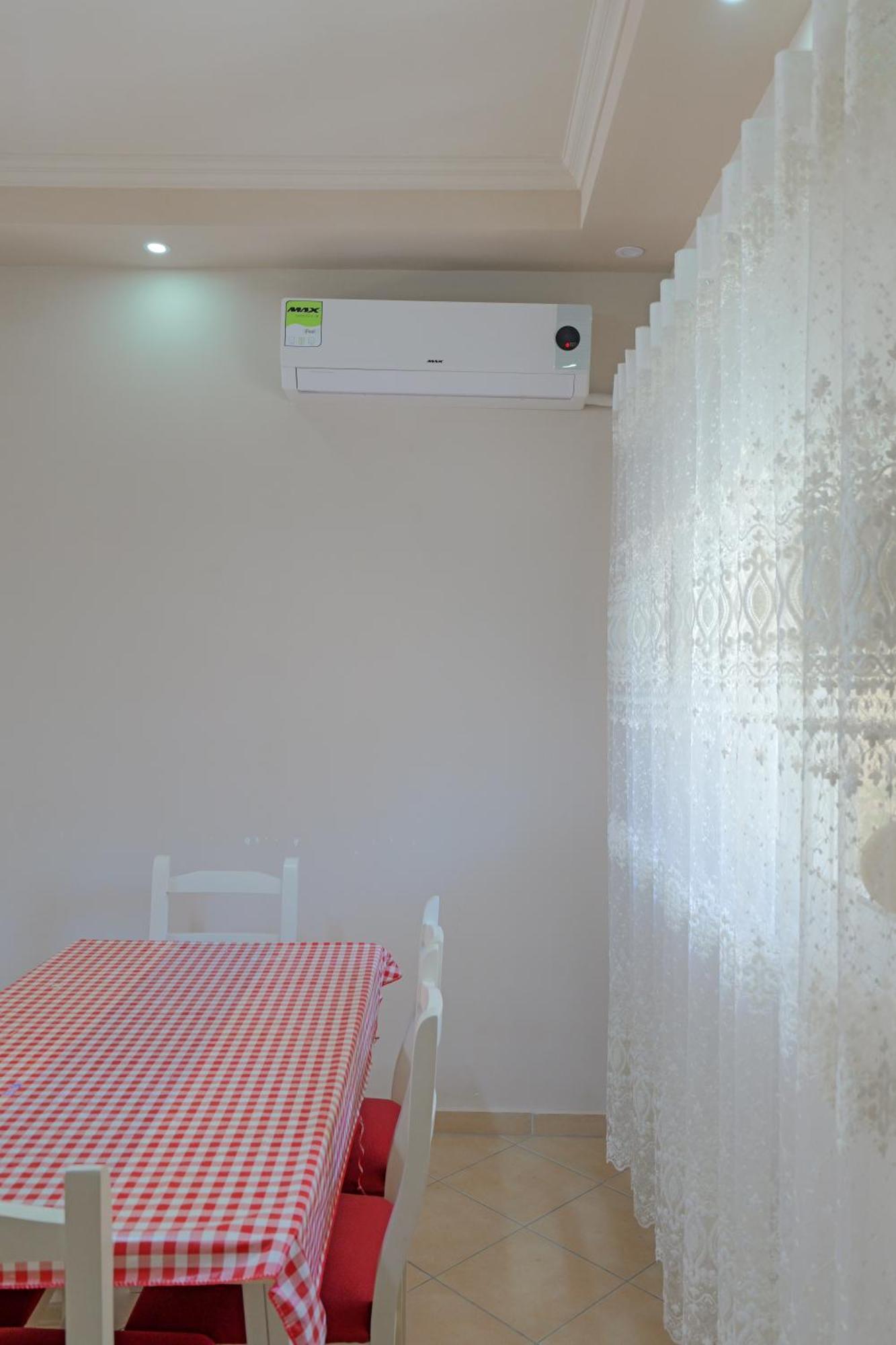 Dana Hotel Apartments Sarandë Esterno foto
