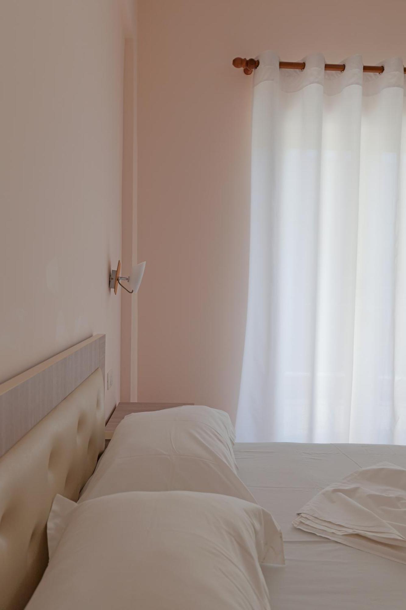 Dana Hotel Apartments Sarandë Esterno foto