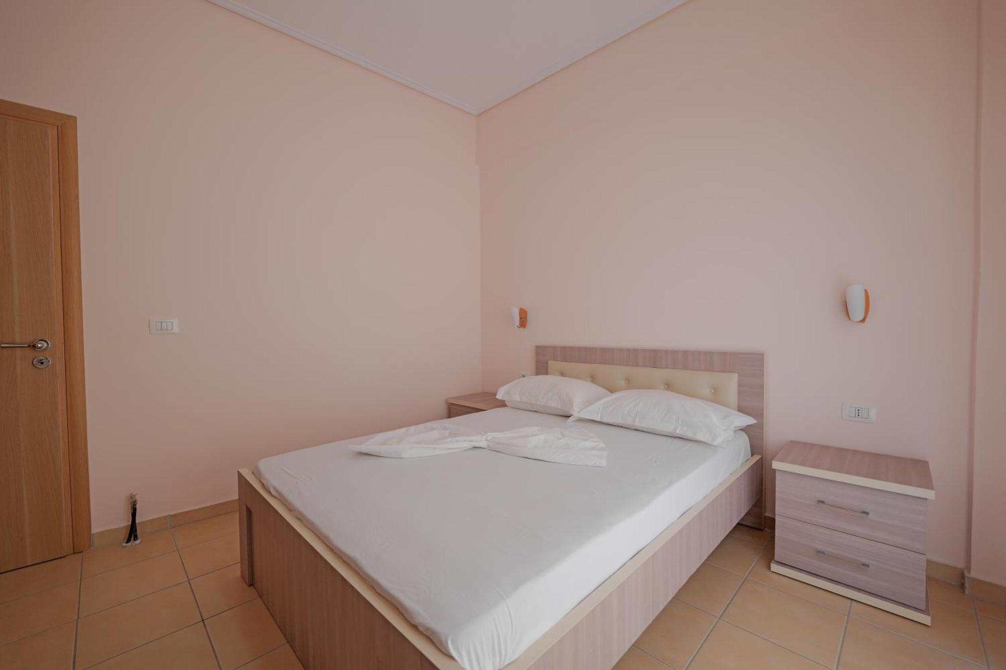 Dana Hotel Apartments Sarandë Esterno foto