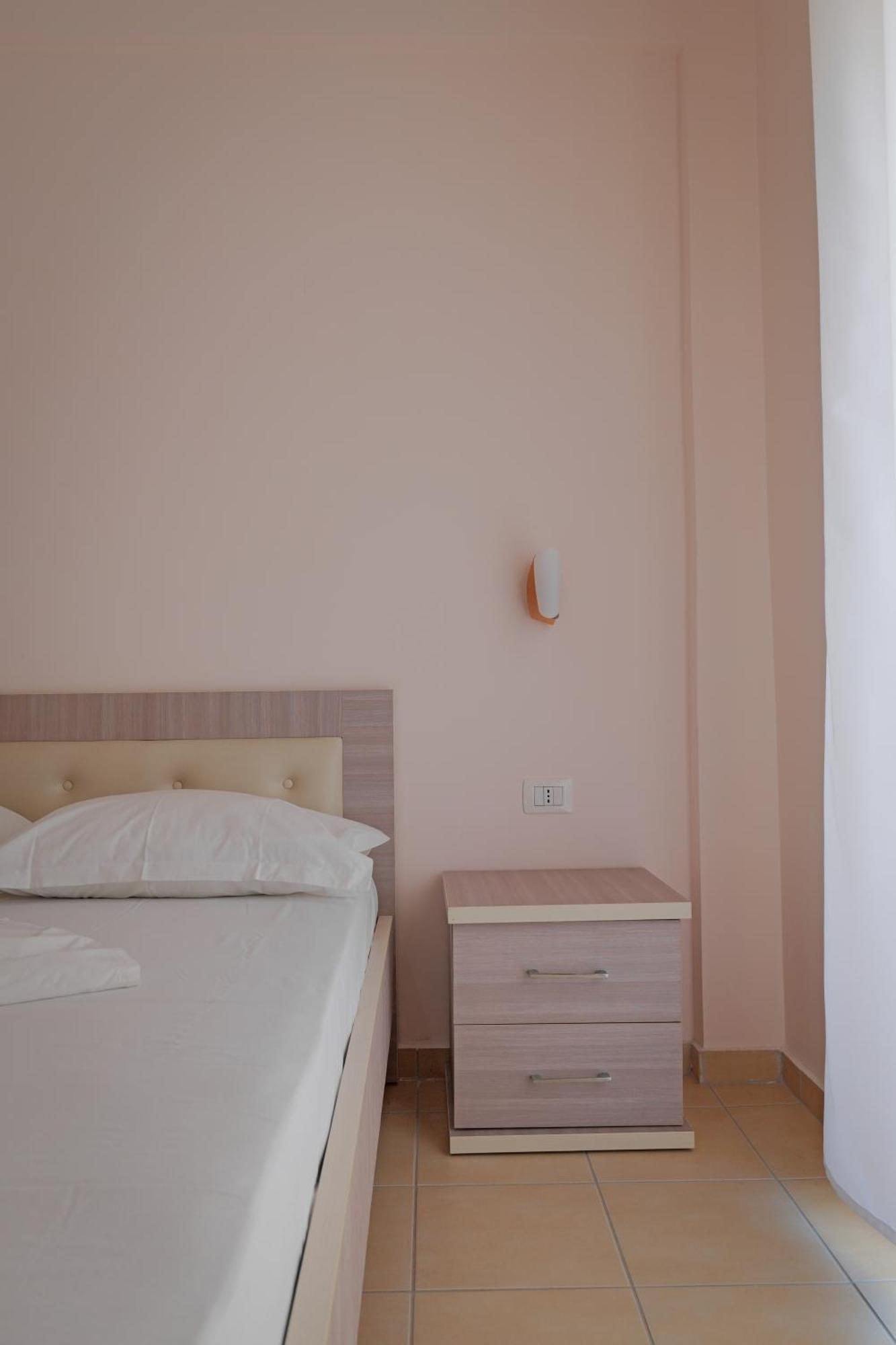 Dana Hotel Apartments Sarandë Esterno foto